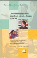 Ontwikkelingsgericht begeleiden in alledaagse situaties (Paperback)