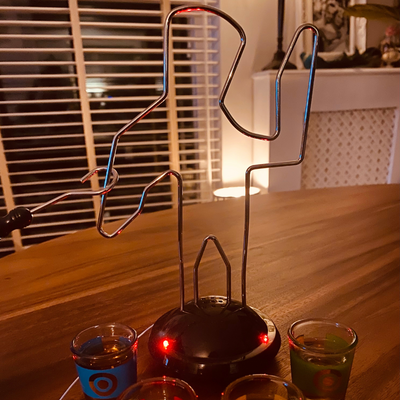 Drankspel &apos;Hot wire&apos;