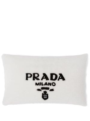 Prada coussin en peau lainée à logo brodé - Blanc