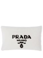 Prada coussin en peau lainée à logo brodé - Blanc