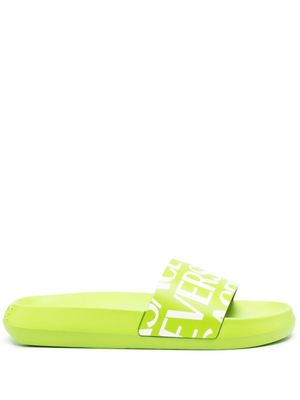 Versace claquettes à logo imprimé - Vert