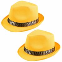 Trilby verkleed hoed - 2x stuks - geel - 59 cm - volwassenen - gangster verkleedhoed - Carnaval