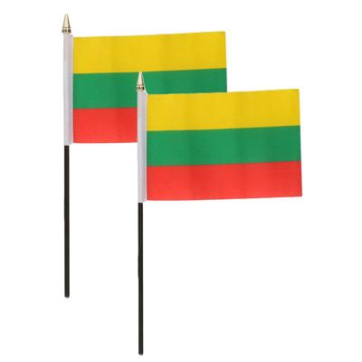 Litouwen - 2x - mini vlaggetje van 10 x 15 cm op stokje - Landen vlag - H27 cm
