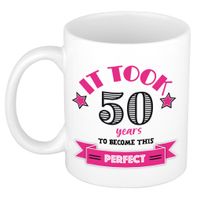 Verjaardag cadeau mok 50 jaar - roze - grappig - 300 ml - keramiek - Sarah/Abraham   -