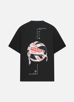 Off The Pitch Fragile World T-Shirt Heren Zwart - Maat S - Kleur: Zwart | Soccerfanshop