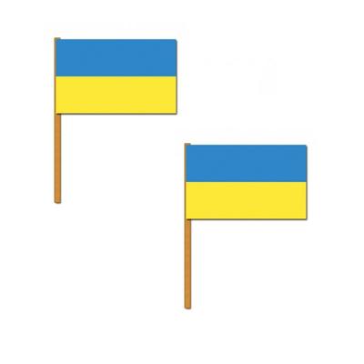 Oekraine landen zwaaivlag - 2x stuks - op stokje - 30 x 45 cm - polyester - handvlaggetjes - versier