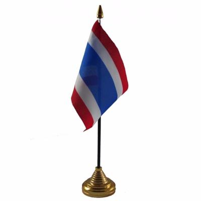 Vlag Thailand tafelvlaggetje - 10 x 15 cm - met gouden standaard - Hoogte 27 cm Vlag Thailand tafelvlaggetje - 10 x 15 cm - met gouden standaard - Hoogte 27 cm