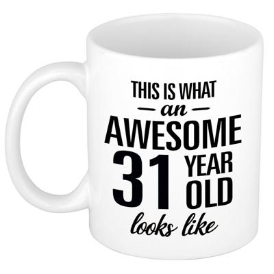 This is what an awesome 31 year old looks like - cadeau koffiemok - 300 ml - verjaardag 31 jaar