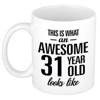 This is what an awesome 31 year old looks like - cadeau koffiemok - 300 ml - verjaardag 31 jaar