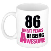 Verjaardag 86 jaar Koffiemok Cadeau - Great years of being awesome - wit/roze - voor dames