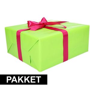 Groen inpakpapier pakket met roze lint en plakband    -