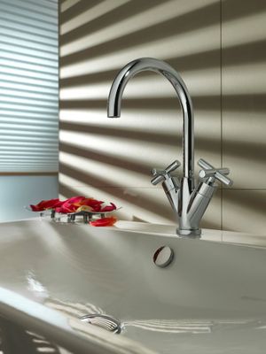 Hotbath Chap wastafelmengkraan met draaibare uitloop chroom Hotbath Chap wastafelmengkraan met draaibare uitloop chroom