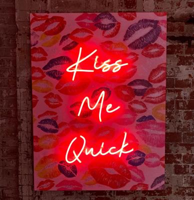 Muurschilderij (LED Neon) - &apos;Kiss Me Quick&apos;