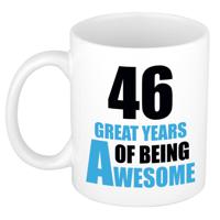 Verjaardag 46 jaar Koffiemok Cadeau - Great years of being awesome - wit/blauw
