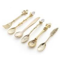 2Sets Vintage mini koffie lepels pak Royal stijl metaal gesneden koffie fruit Cutler dessert flatware keuken tools goud 2Sets Vintage mini koffie lepels pak Royal stijl metaal gesneden koffie fruit Cutler dessert flatware keuken tools goud