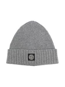 Stone Island Junior logo-patch ribbed-knit beanie - Gris