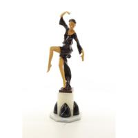 EEN BRONZEN HOUTEN SCULPTUUR VAN DE HERFSTDANSERES
