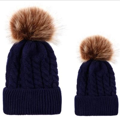 2 in 1 herfst en winter ouder-kind hoed instellen warme twist textuur gebreide muts met wol bal grootte: ouder-kind (marineblauw)