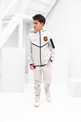 Nederland Tech Fleece Trainingspak Junior 2026-2028 - Maat 152 - Kleur: Lichtgrijs | Soccerfanshop