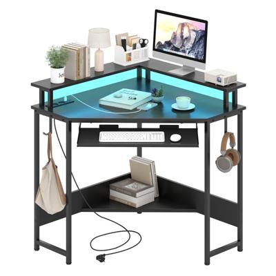Hoekbureau met Oplaadstation & LED & Toetsenbordlade & Monitorstandaard Gamingtafel Zwart