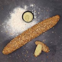 Meergranen Stokbrood met kruidenboter - thumbnail