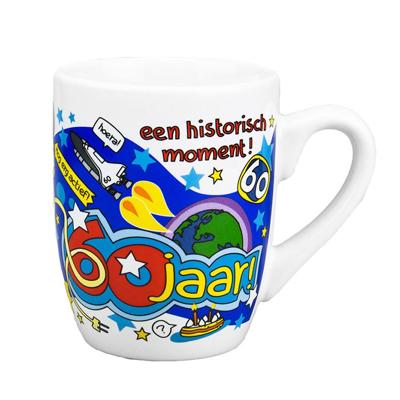 Koffiemok/theebeker Hoera 60 jaar - 300 ml - 60e verjaardag - feestartikelen / leeftijd cadeau