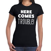 Here comes trouble tekst t-shirt zwart dames