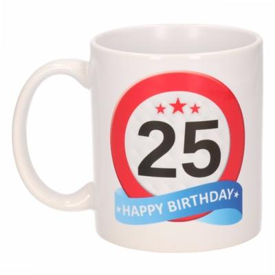 25 jaar Verjaardag koffiemok - cadeau beker - stopbord print - 300 ml - keramiek - wit 25 jaar Verjaardag koffiemok - cadeau beker - stopbord print - 300 ml - keramiek - wit