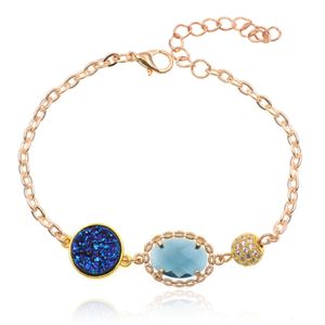 Goudkleurige verstelbare dames armband met blauw glassteen