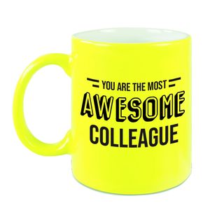 1x stuks collega cadeau mok / beker neon geel the most awesome colleague