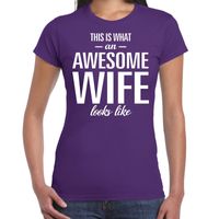 Awesome wife / echtgenote cadeau t-shirt paars dames - thumbnail