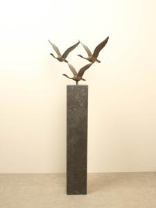 3 bronzen zwanen