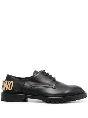 Moschino chaussures oxford en cuir à logo lettre - Noir