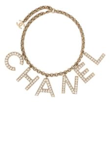 CHANEL Pre-Owned collier à breloques logo strassées (2019) - Or