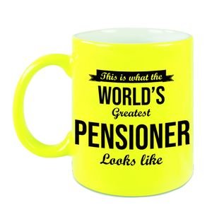 How the worlds greatest pensioner looks like mok / beker neon geel pensioen cadeau collega 330 ml