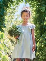 Nette jurk van katoenen gaas met mouwen met Engels borduurwerk saliegroen