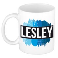 Naam cadeau mok / beker Lesley met blauwe verfstrepen 300 ml   -