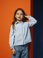 Uitlopende meisjesblouse van popeline hemelsblauw Uitlopende meisjesblouse van popeline hemelsblauw