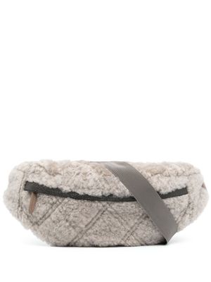 Brunello Cucinelli sac banane matelassé en fourrure artificielle - Gris