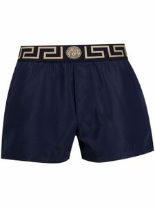 Versace short de bain à détail Greca - Bleu