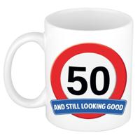 Koffie mok / cadeau beker - 50 jaar - verjaardag - still looking good - wit - stopbord
