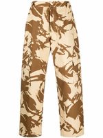 Paria Farzaneh pantalon à imprimé camouflage - Tons neutres