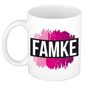 Naam cadeau mok / beker Famke met roze verfstrepen 300 ml