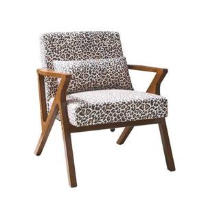 sweeek - Scandinavische fauteuil in heveahout en luipaardprint