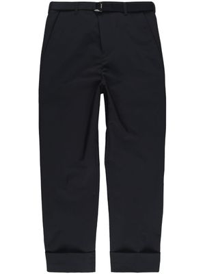 sacai pantalon court ceinturé à ourlet retroussé - Noir