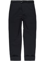 sacai pantalon court ceinturé à ourlet retroussé - Noir