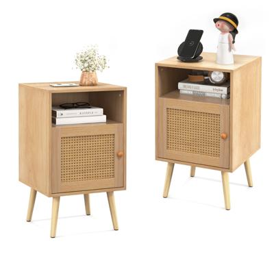 2 Rotan Nachtkastjes met Open Schap en Versierde Deur in PE Rotan Massief Houten Poten Bijzettafel in Boerderijstijl voor Slaapkamer Woonkamer
