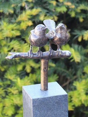 Asbestemming, 2 mussen op tak, incl. hardstenen sokkel 8x8x84 cm.