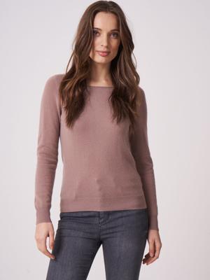 Basic fijngebreide boothals trui van biologisch cashmere
