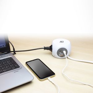 ACT Connectivity Vierkante stekkerdoos (PDU) met 3 sockets type E, USB-C/USB-A poorten, 1,5m stekkerdoos